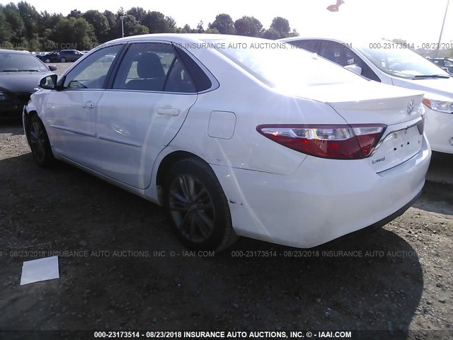 4T1BF1FK5HU431584 - 2017 TOYOTA CAMRY LE/XLE/SE/XSE WHITE photo 3