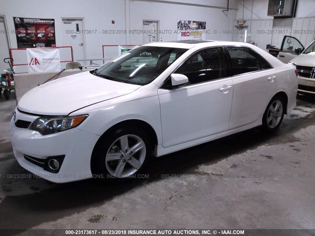 4T1BF1FK3DU709196 - 2013 TOYOTA CAMRY L/SE/LE/XLE 白色 照片 2