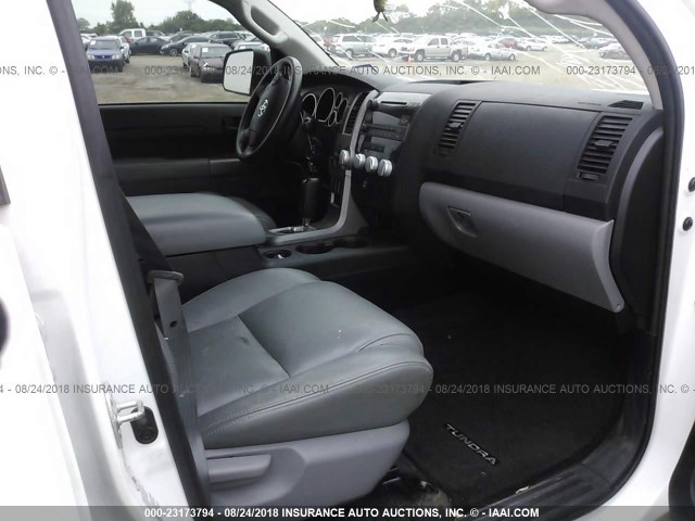 5TFDW5F12CX213069 - 2012 TOYOTA TUNDRA CREWMAX SR5 WHITE photo 5