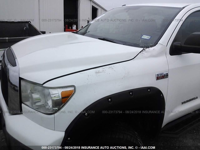 5TFDW5F12CX213069 - 2012 TOYOTA TUNDRA CREWMAX SR5 WHITE photo 6