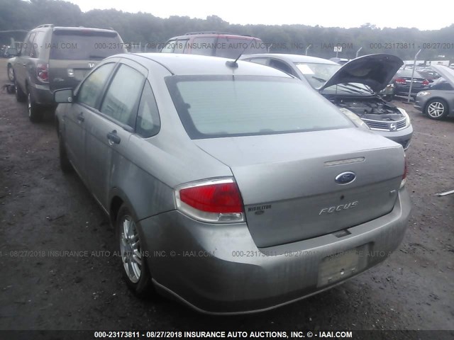 1FAHP35N78W109073 - 2008 FORD FOCUS SE/SEL/SES SILVER photo 3