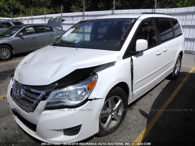 2V4RW3DG9BR659515 - 2011 VOLKSWAGEN ROUTAN SE WHITE photo 2