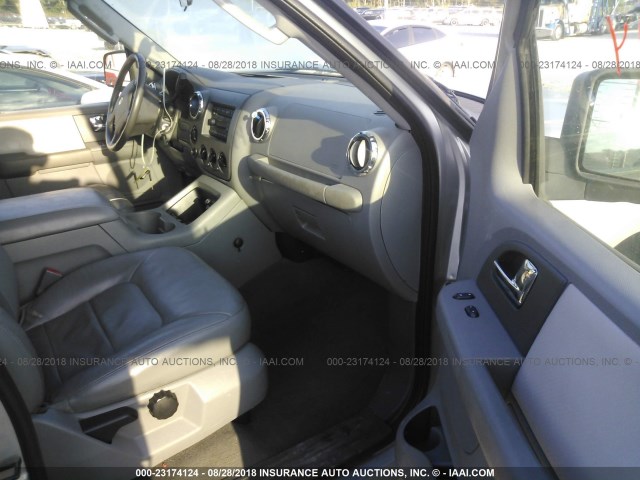 1FMPU16505LA71325 - 2005 FORD EXPEDITION XLT SILVER photo 5