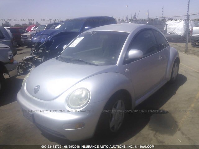 3VWBC21C6YM501730 - 2000 VOLKSWAGEN NEW BEETLE GL 银色 照片 2