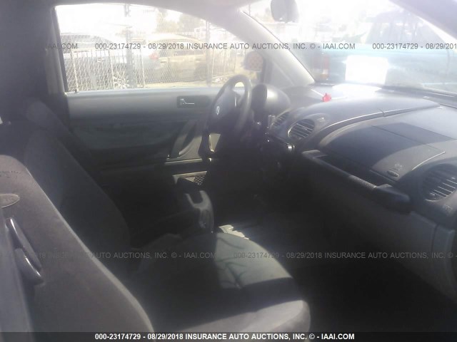 3VWBC21C6YM501730 - 2000 VOLKSWAGEN NEW BEETLE GL 银色 照片 5