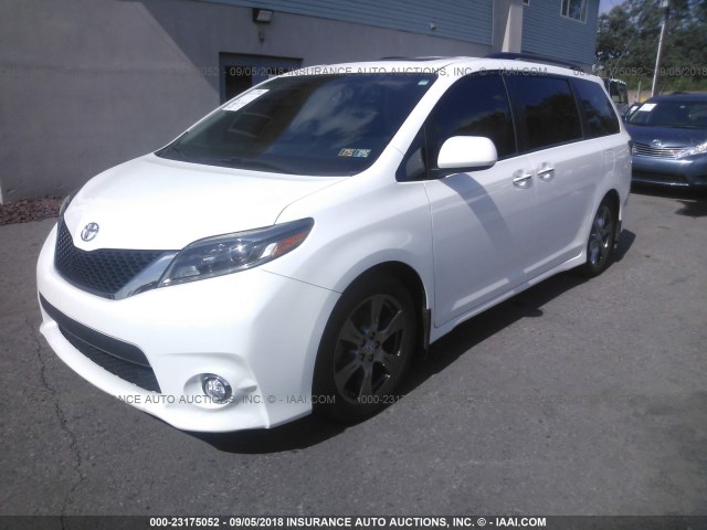 5TDXZ3DC3HS802111 - 2017 TOYOTA SIENNA SE WHITE photo 2