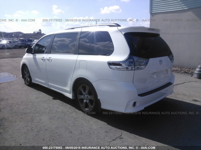 5TDXZ3DC3HS802111 - 2017 TOYOTA SIENNA SE WHITE photo 3