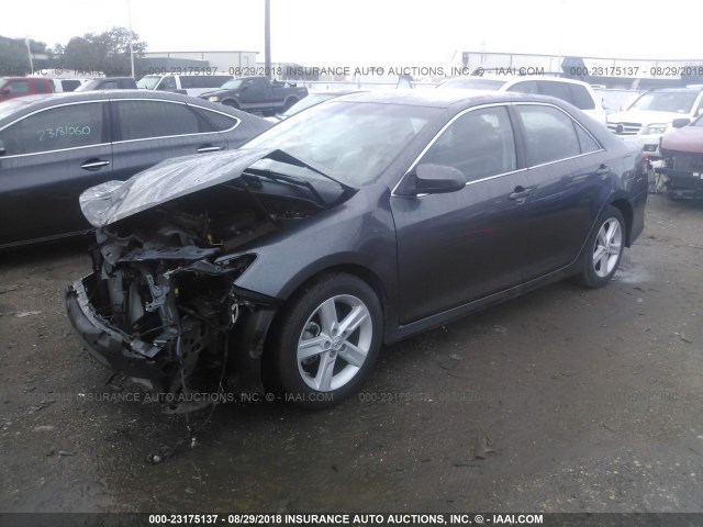 4T1BF1FK4DU664463 - 2013 TOYOTA CAMRY L/SE/LE/XLE 灰色 照片 2