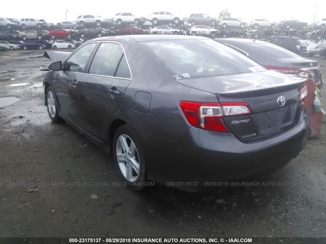 4T1BF1FK4DU664463 - 2013 TOYOTA CAMRY L/SE/LE/XLE 灰色 照片 3
