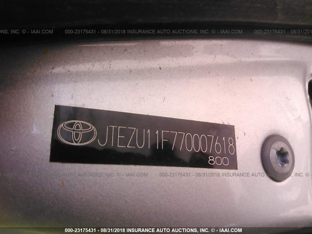 JTEZU11F770007618 - 2007 TOYOTA FJ CRUISER SILVER photo 9