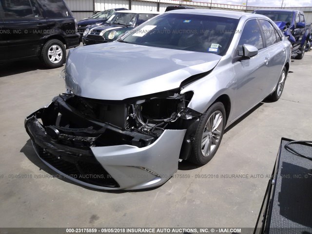 4T1BF1FK8HU706493 - 2017 TOYOTA CAMRY LE/XLE/SE/XSE SILVER photo 2