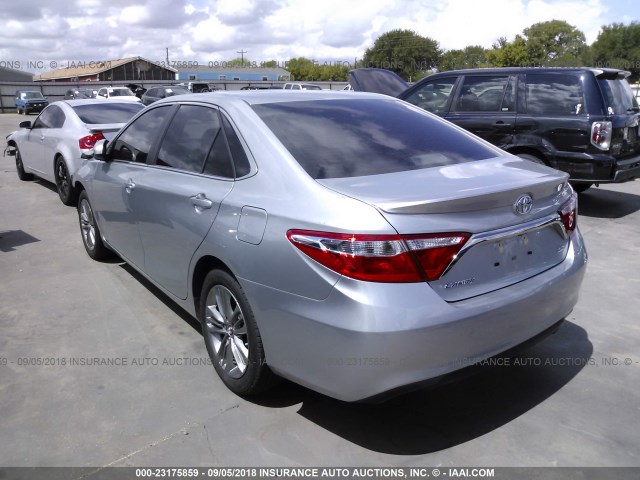 4T1BF1FK8HU706493 - 2017 TOYOTA CAMRY LE/XLE/SE/XSE SILVER photo 3