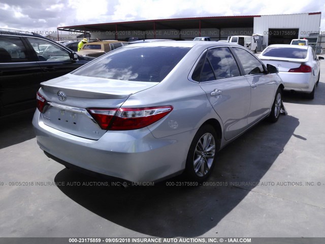 4T1BF1FK8HU706493 - 2017 TOYOTA CAMRY LE/XLE/SE/XSE SILVER photo 4