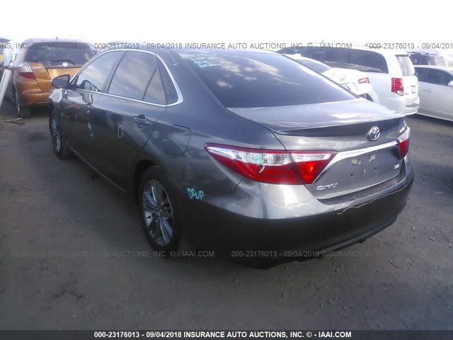 4T1BF1FK8GU145372 - 2016 TOYOTA CAMRY LE/XLE/SE/XSE 灰色 照片 3