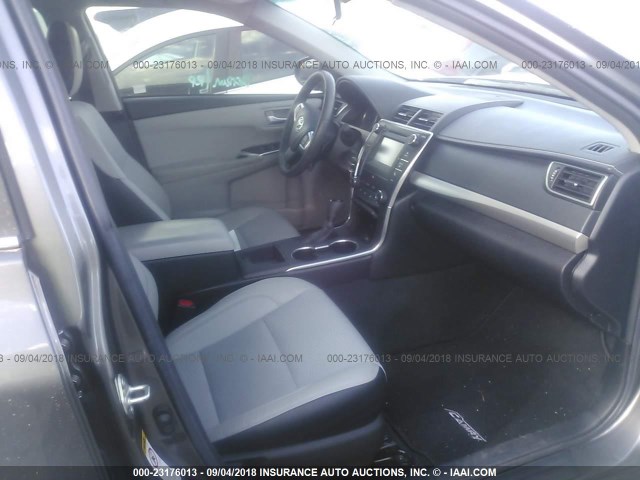 4T1BF1FK8GU145372 - 2016 TOYOTA CAMRY LE/XLE/SE/XSE 灰色 照片 5