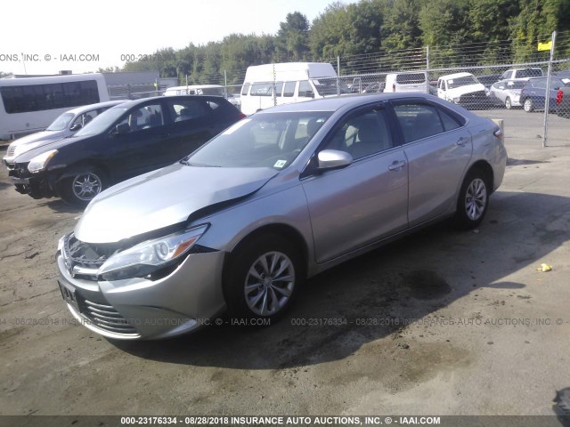 4T1BF1FK0FU090575 - 2015 TOYOTA CAMRY LE/XLE/SE/XSE 银色 照片 2