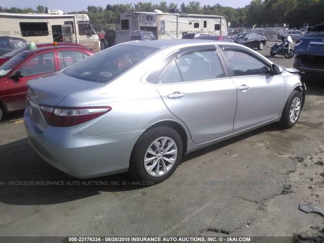 4T1BF1FK0FU090575 - 2015 TOYOTA CAMRY LE/XLE/SE/XSE 银色 照片 4