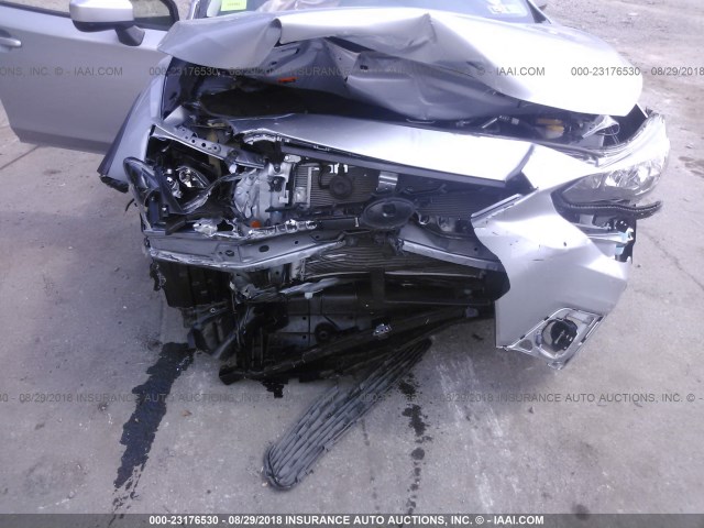 JF2GTABC6JH318082 - 2018 SUBARU CROSSTREK PREMIUM Արծաթագույն լուսանկար 6