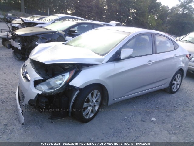 KMHCU4AE7DU321529 - 2013 HYUNDAI ACCENT SILVER photo 2