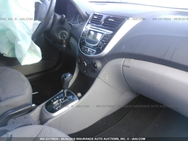 KMHCU4AE7DU321529 - 2013 HYUNDAI ACCENT SILVER photo 5