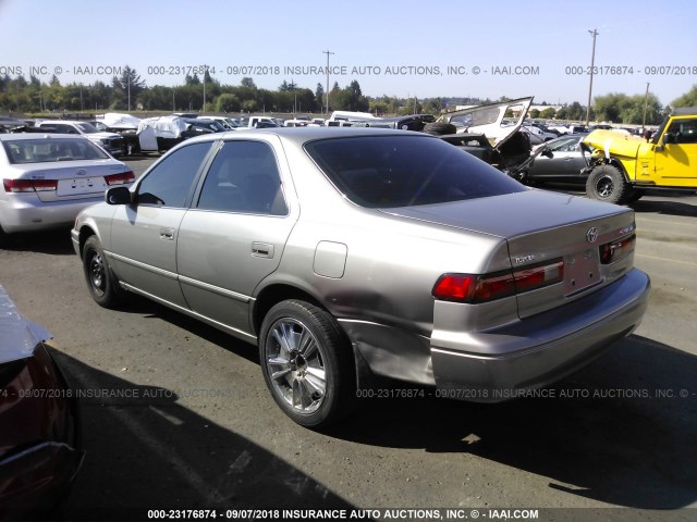 4T1BG22K2WU321162 - 1998 TOYOTA CAMRY CE/LE/XLE 灰色 照片 3
