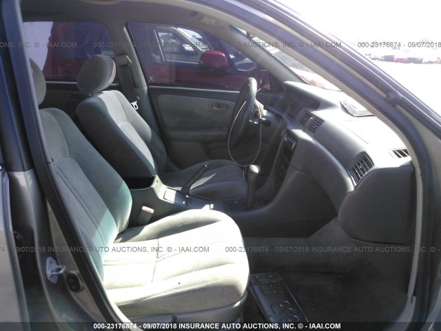 4T1BG22K2WU321162 - 1998 TOYOTA CAMRY CE/LE/XLE 灰色 照片 5