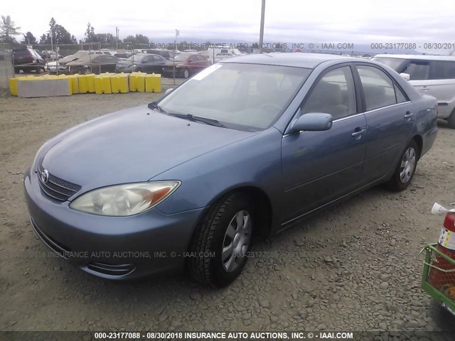 JTDBE32K820046883 - 2002 TOYOTA CAMRY LE/XLE/SE BLUE photo 2