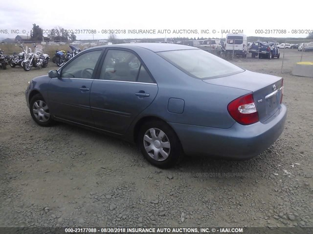 JTDBE32K820046883 - 2002 TOYOTA CAMRY LE/XLE/SE Mavi foto 3