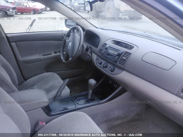 JTDBE32K820046883 - 2002 TOYOTA CAMRY LE/XLE/SE Mavi foto 5