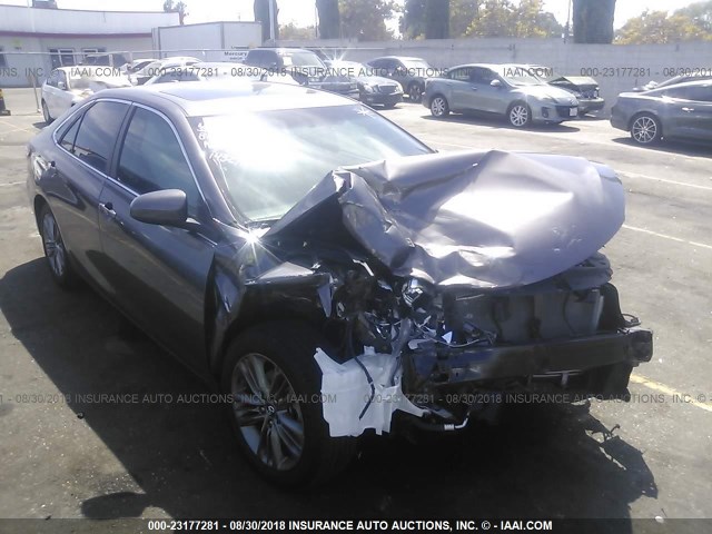 4T1BF1FK3HU300332 - 2017 TOYOTA CAMRY LE/XLE/SE/XSE 灰色 照片 1