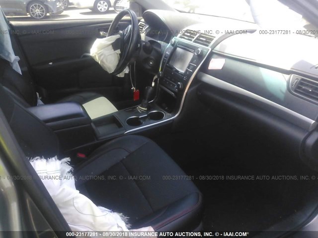 4T1BF1FK3HU300332 - 2017 TOYOTA CAMRY LE/XLE/SE/XSE 灰色 照片 5