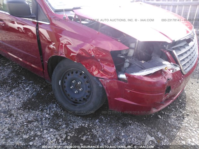 2A4RR4DE3AR136036 - 2010 CHRYSLER TOWN & COUNTRY LX RED photo 6