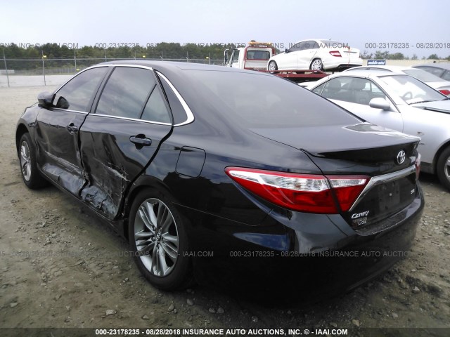 4T1BF1FK2HU813944 - 2017 TOYOTA CAMRY LE/XLE/SE/XSE BLACK photo 3