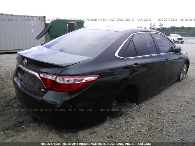 4T1BF1FK2HU813944 - 2017 TOYOTA CAMRY LE/XLE/SE/XSE BLACK photo 4