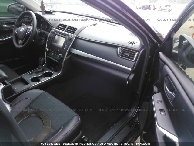 4T1BF1FK2HU813944 - 2017 TOYOTA CAMRY LE/XLE/SE/XSE 黑色 照片 5