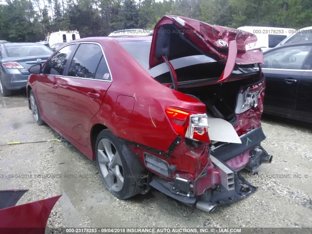 4T1BK1FK2DU527422 - 2013 TOYOTA CAMRY SE/XLE RED photo 3