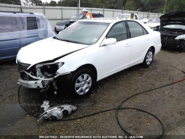 JTDBE32K130196500 - 2003 TOYOTA CAMRY LE/XLE WHITE photo 2