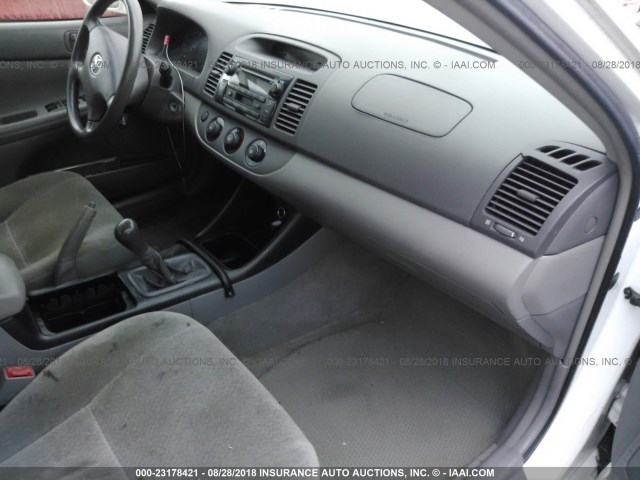 JTDBE32K130196500 - 2003 TOYOTA CAMRY LE/XLE WHITE photo 5