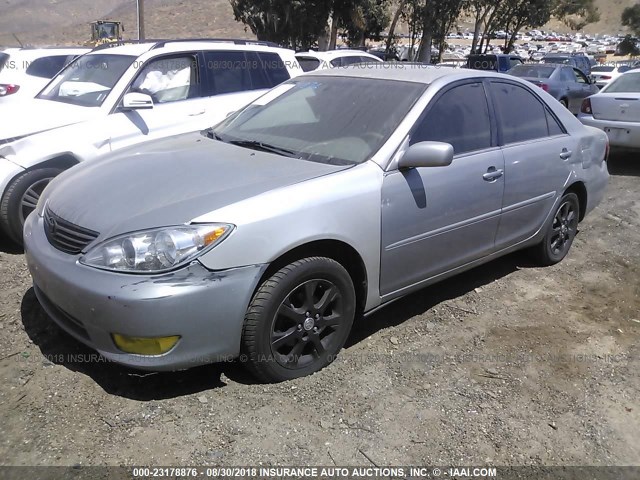 4T1BE32K35U552579 - 2005 TOYOTA CAMRY LE/XLE/SE Күміс фото 2