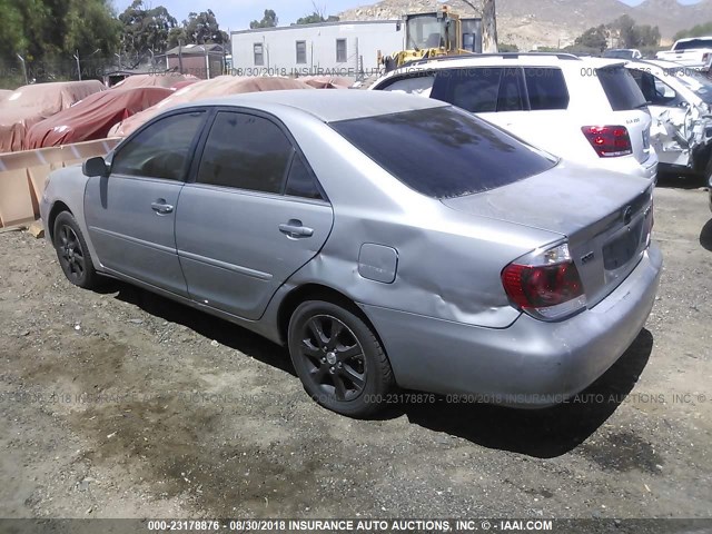 4T1BE32K35U552579 - 2005 TOYOTA CAMRY LE/XLE/SE Күміс фото 3