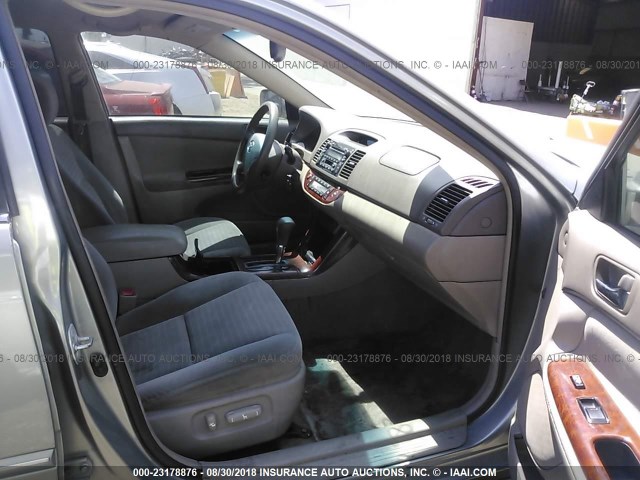 4T1BE32K35U552579 - 2005 TOYOTA CAMRY LE/XLE/SE Күміс фото 5