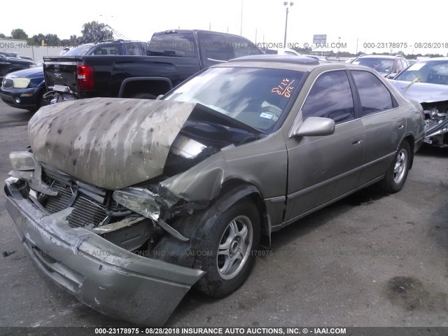 JT2BG28KXX0275724 - 1999 TOYOTA CAMRY LE/XLE GOLD photo 2