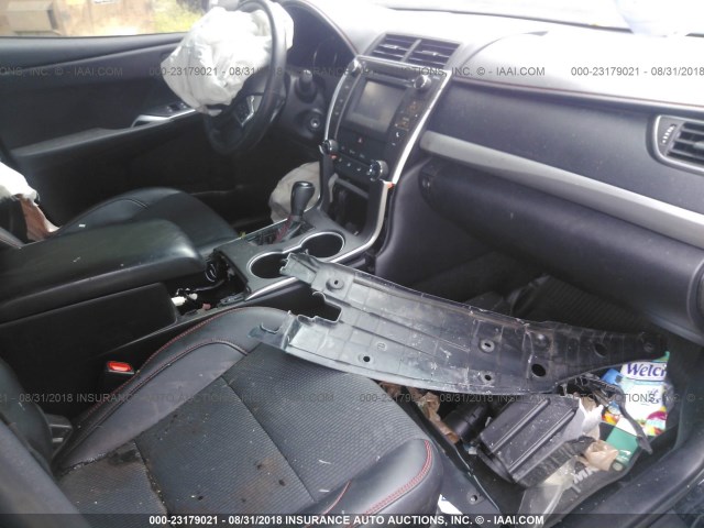 4T1BF1FK5HU280830 - 2017 TOYOTA CAMRY LE/XLE/SE/XSE 黑色 照片 5