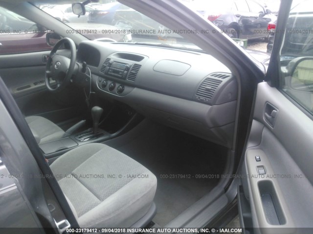 4T1BE32K03U711569 - 2003 TOYOTA CAMRY LE/XLE/SE Сұр фото 5