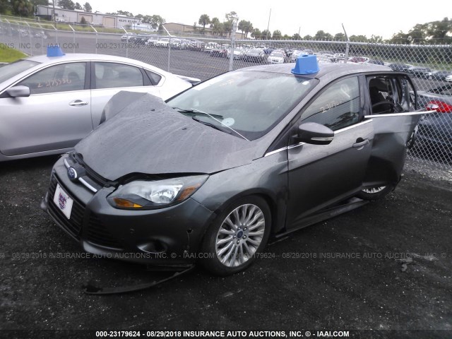 1FAHP3N21CL247840 - 2012 FORD FOCUS TITANIUM GRAY photo 2