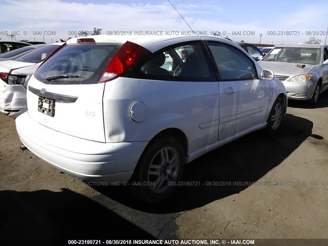 3FAHP3134YR125402 - 2000 FORD FOCUS ZX3 WHITE photo 4