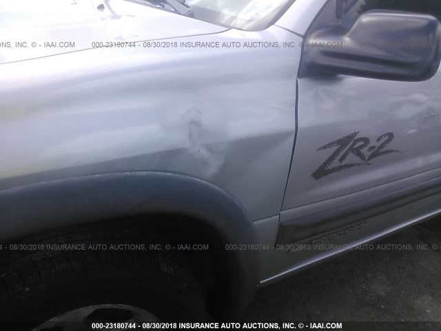 2CNBJ734126951343 - 2002 CHEVROLET TRACKER ZR2 银色 照片 6