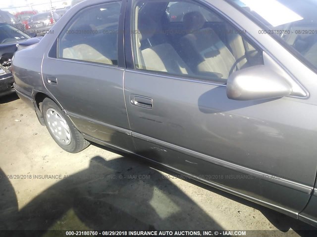 JT2BG22K7W0235592 - 1998 TOYOTA CAMRY CE/LE/XLE 灰色 照片 6