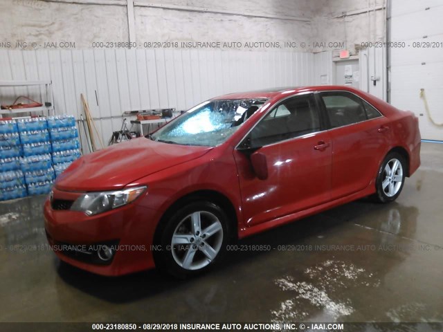 4T1BF1FKXCU606422 - 2012 TOYOTA CAMRY SE/LE/XLE 红色 照片 2