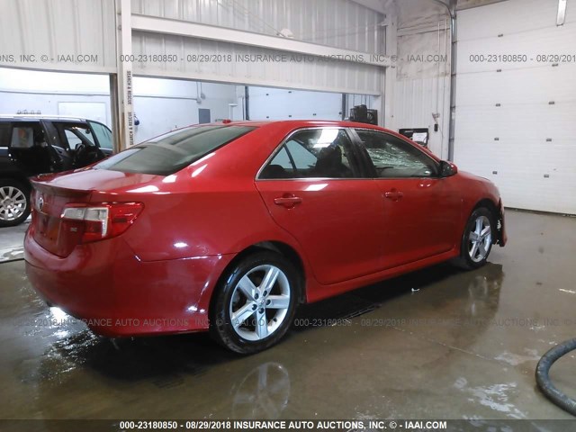 4T1BF1FKXCU606422 - 2012 TOYOTA CAMRY SE/LE/XLE 红色 照片 4